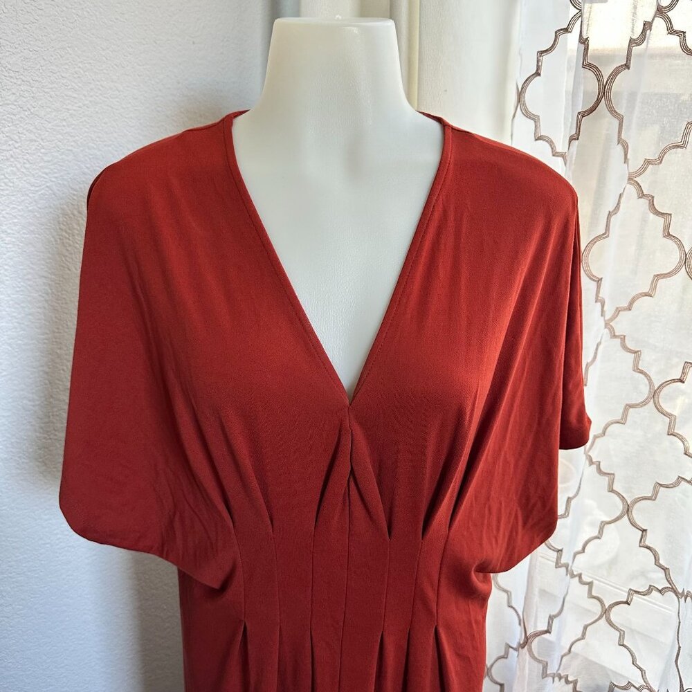 Rust Red V-Neck Maxi Dress With Pleated Front Detail & Short Sleeves - Picture 2 of 7
